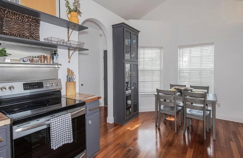 East Hill House | NEW! Elegant White House Near Downtown
