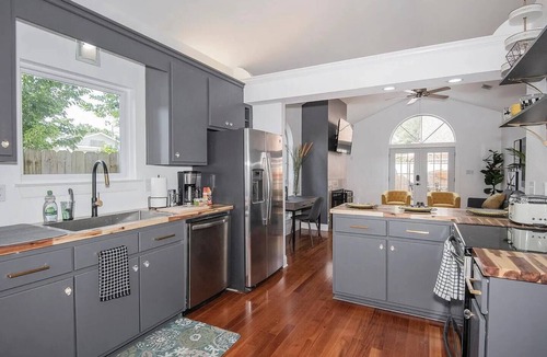 East Hill House | NEW! Elegant White House Near Downtown