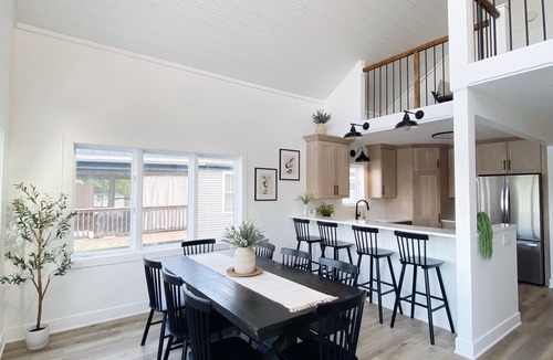 Brimfield House | [New!] Luxurious Lake Front Getaway!