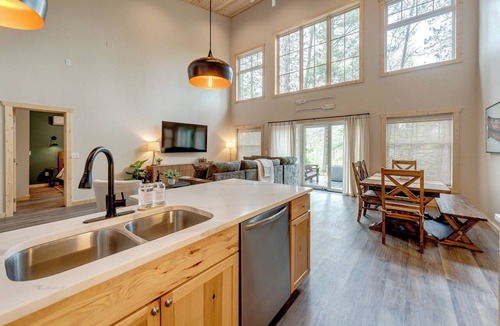 Hayward House | NEW Luxury Riverfront Home, large deck, river tubing, kayaks, 5 min to Downtown
