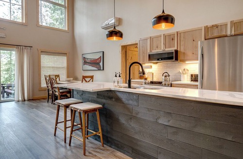 Hayward House | NEW Luxury Riverfront Home, large deck, river tubing, kayaks, 5 min to Downtown