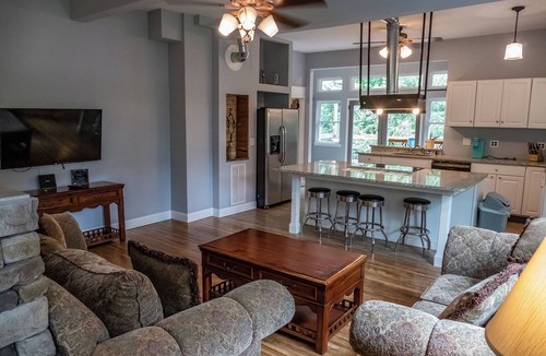 Northside House | new remodel w/a hot tub, 1 mile from market st bridge,private backyard and deck