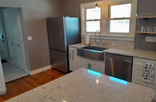 Greenhurst House | newly renovated 2 bath 2 bed on quiet street with lake view