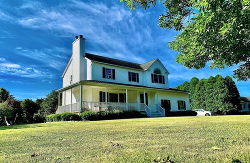 Mattituck House | “North Fork Escape – Cozy Farmhouse with amazing swimming pool by the Vineyards”