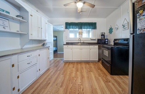 Ocean Drive Cottage | Nostalgic Cottage-Best Porch View in OD! Steps to the Beach & Main Street