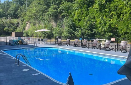 Branson Theater District Condo | Oak Ridge Branson: Modern 1 BR Condo w Pool