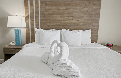 Myrtle Beach Hotel | Oceanfront King Room + Lazy River & Hot Tub