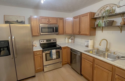 Dry Ridge Apartment | Olive Tree Oasis - 10 Minutes to the Ark!