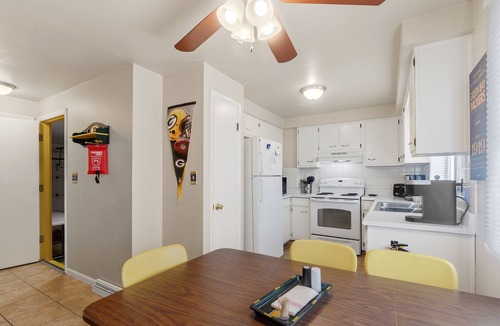 Green Bay House | Oneida St duplex 5 min walk to Lambeau 8 beds furnished full kitchen laundry