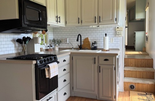 Town of Sharon House | Pasture Perch: Renovated Camper, Farm Setting & Mountain Views Near Dream Park