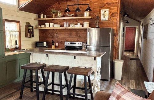 Benton Cabin | Paws and Unwind at Black Dog Cabins, 2-bedroom cabin 1/2 mile South of Rend Lake