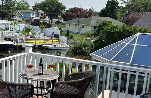 Long Island Apartment | Peaceful Canal-Front 1 bedroom Retreat Near Hospitals, LIRR & Beaches 30day min