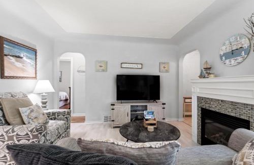 Lakeside House | Peaceful Pastel - Cheerful Cottage Close to Pere Marquette and Muskegon Lake - Pet Friendly