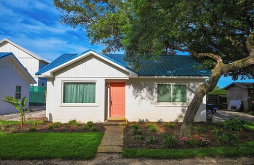 Navarre Cottage | Peaceful Waterfront Cottage