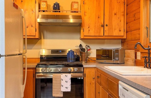 Mount Tremper Cabin | PERFECT ESCAPE For Total Privacy, Rustic Modern Cabin, 15 Pvt. Ac, WiFi, Heat/AC