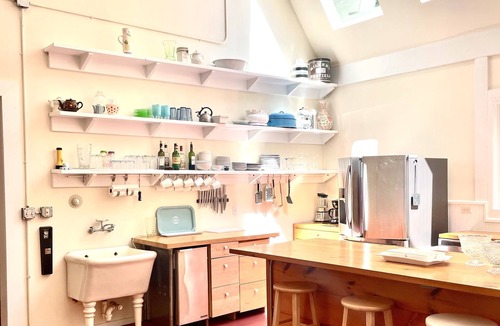 Springs House | PERFECT FAMILY-FRIEND Home, light, SPACIOUS, water-views that inspired POLLACK!