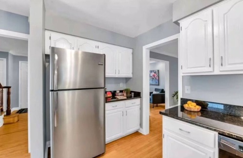 Drayton Plains Apartment | Pet Friendly 3 BR with Yard & Garage Near Beaumont