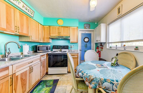 Whitney Beach Cottage | Pet-friendly Bradenton Home 1.5 Mi to Cortez Beach