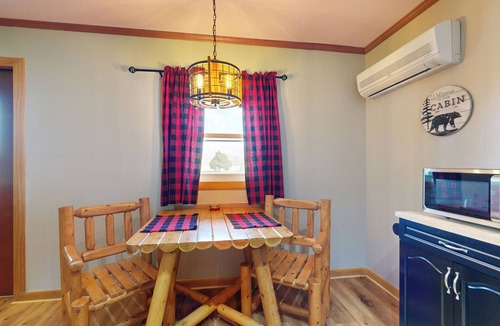 Murphysboro Apartment | Pet Friendly! Couples Retreat in Southern Illinois