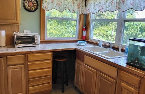 Feura Bush Cottage | Pet Friendly Fenced Yard Hot Tub Romantic