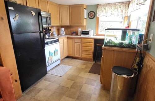 Feura Bush Cottage | Pet Friendly Fenced Yard Hot Tub Romantic