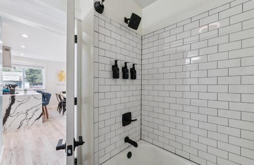 New Baltimore House | Pet Friendly, Gated Backyard, Game room, Hot Tub