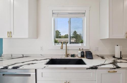 New Baltimore House | Pet Friendly, Gated Backyard, Game room, Hot Tub