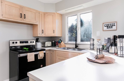 South Bend House | Pet Friendly Ranch w/Huge Fenced Yard, 5 min to ND, Perfect for Groups