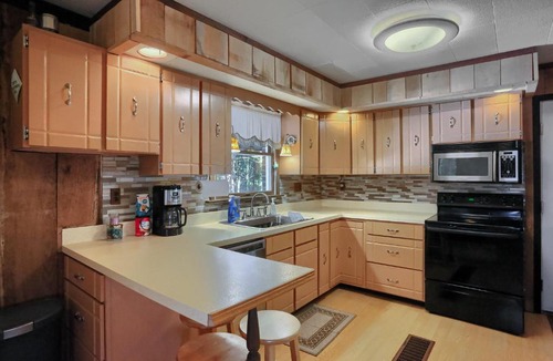 Brookville House | Pet Friendly Wi-Fi Firepit TV