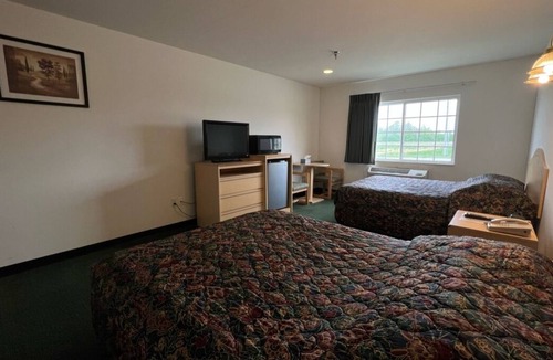 Red Bud Apartment | Petite Double Queen Suite with Free Parking!