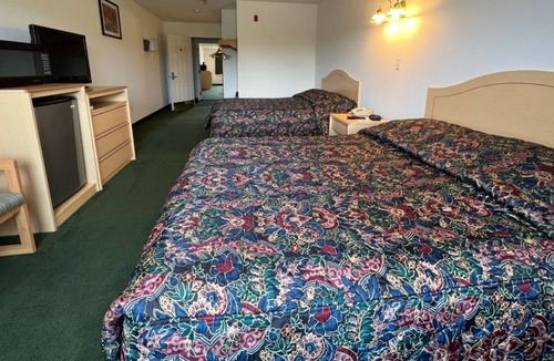 Renault Bed & Breakfast | Petite Double Queen Suite with Free Breakfast!