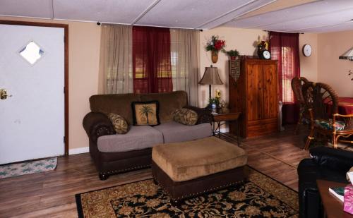 Homosassa House | Pleasant Days Lodging Scallop room