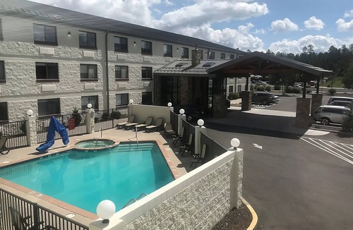 Tusayan Hotel | Pleasant Stay, Convenient Location! 4 Relaxing Units, Parking, Hot Tub, Pool