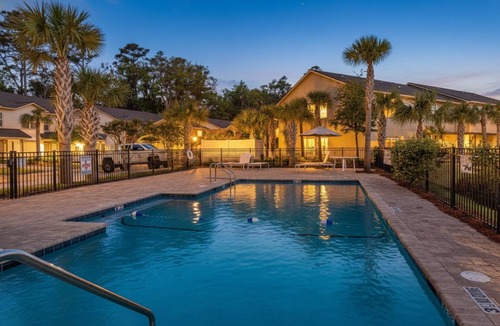 Saint Simons Island House | Pond-Side Retreat | Pool | Bikes | Beach Chairs & Wagon | Patio w/Grill | Clean & Bright End Unit