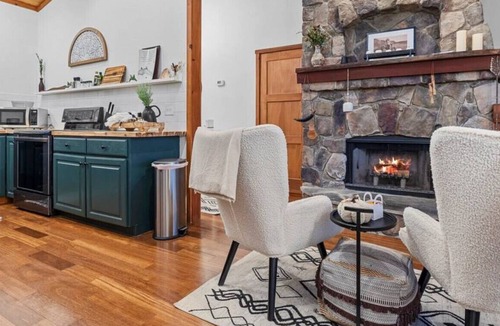 Brevard Cabin | Ponderosa · Lonewalker Lakehouse! Hiking Biking Near Brevard