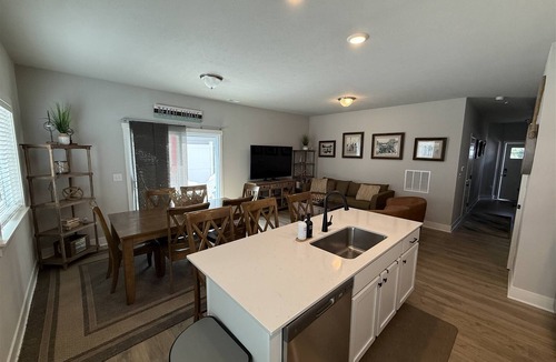 South Haven Ski Chalet | Poolside Breeze