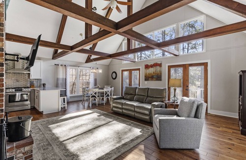 Lookout Valley Neighborhood Association House | Private 2+park like acres, 15 min to downtown, pond, fishing, game room