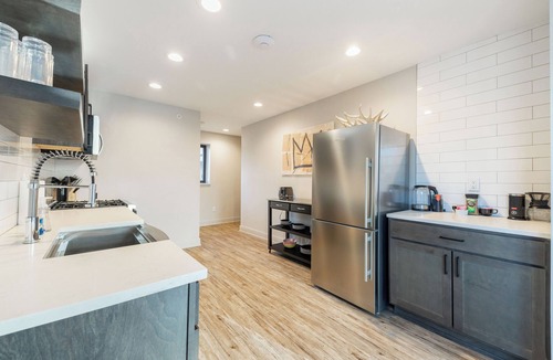 Burns Park Condo | Private 3BR Residence | Modern Condo near U of M Stadium | Sleeps 6
