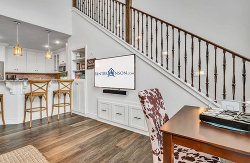 Indian Point Condo | Private Deck, Bunk Bed, Games & Stunning Lake Views, Near Silver Dollar City with Free Daily Fun