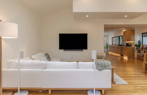 Venice House | Private wellness home with pool, sauna, & cold plunge - in the center of Venice.
