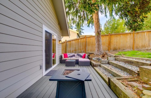 North Rose Hill House | Private Yard & Fire Pit! Modern Kirkland Abode