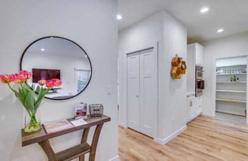 North Rose Hill House | Private Yard & Fire Pit! Modern Kirkland Abode