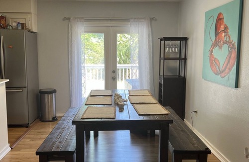 Sanders Beach House | Quaint Bay Cottage close to Downtown and NAS!