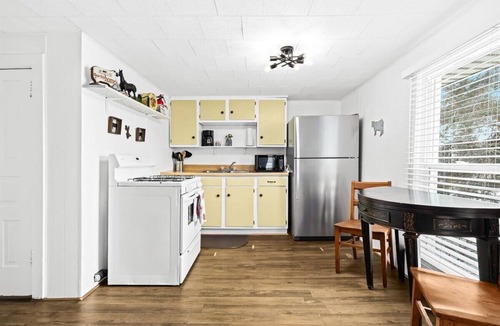 Fenton House | Quaint Cottage 2 Bedroom Unit in Downtown Fenton