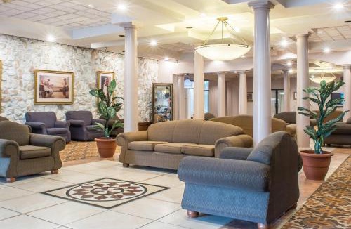 Batavia Hotel | Quality Inn & Suites Palm Island Indoor Waterpark