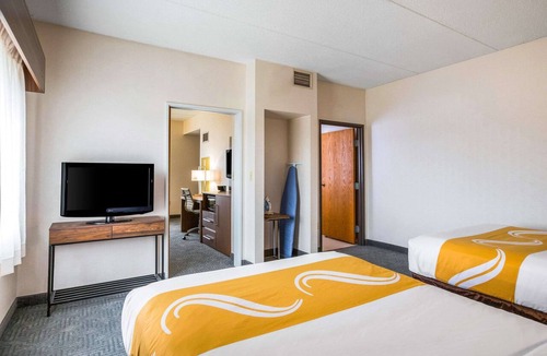 Lansing Hotel | Quality Suites Lansing West