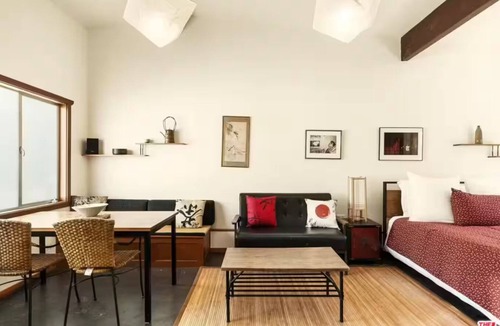 Brentwood Cottage | Quiet but Convenient Guesthouse in the heart of Brentwood. Backyard & amenities.