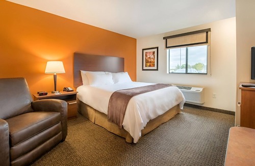 Wixom Hotel | Quiet Stay with Home Comforts Near Lyon Oaks County and Suburban Collection
