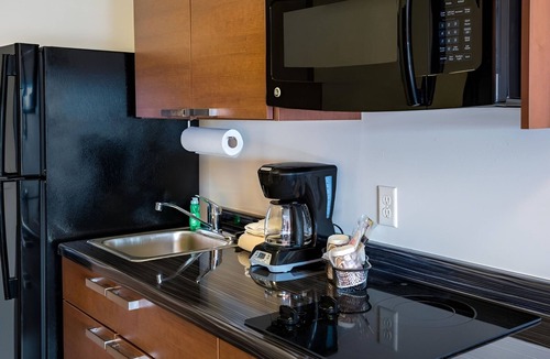 Wixom Hotel | Quiet Stay with Home Comforts Near Lyon Oaks County and Suburban Collection