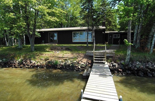 Cable House | Ranch-Style Seidls Home Feet away to Lakeshore by RedAwning